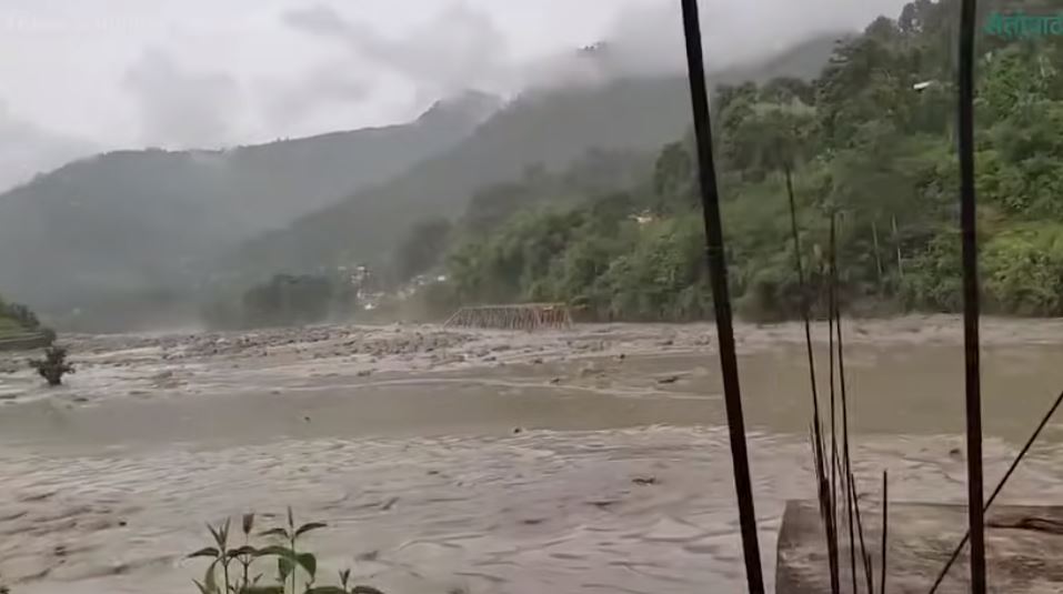 इन्द्रावतीमा पानीको बहाब बढेपछि हेलम्बु राजमार्ग अवरुद्ध